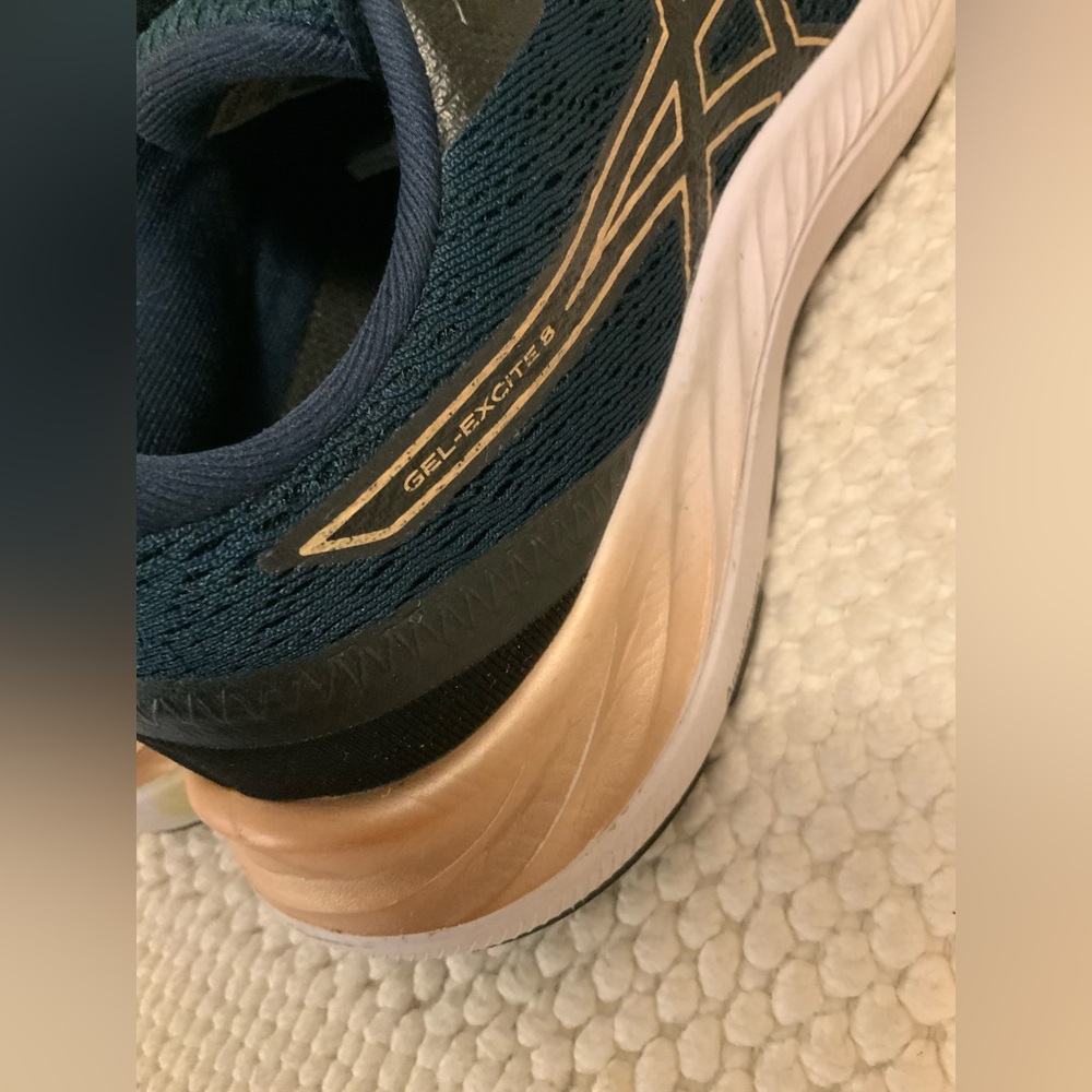 ASICS - Picture 7 of 10